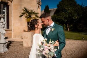 First look des mariés devant le Château Pontet d'Eyrans