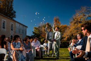Entrée des témoins lançant des pétales de rose