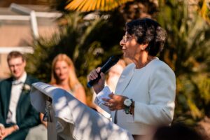 La grand-mère de la mariée officie la cérémonie laïque