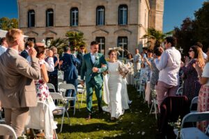 Sortie de la cérémonie laïque sous les bulles de savons