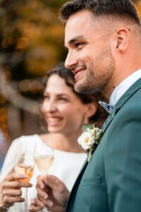 Les mariés trinquent lors du vin d’honneur dans les jardins du château