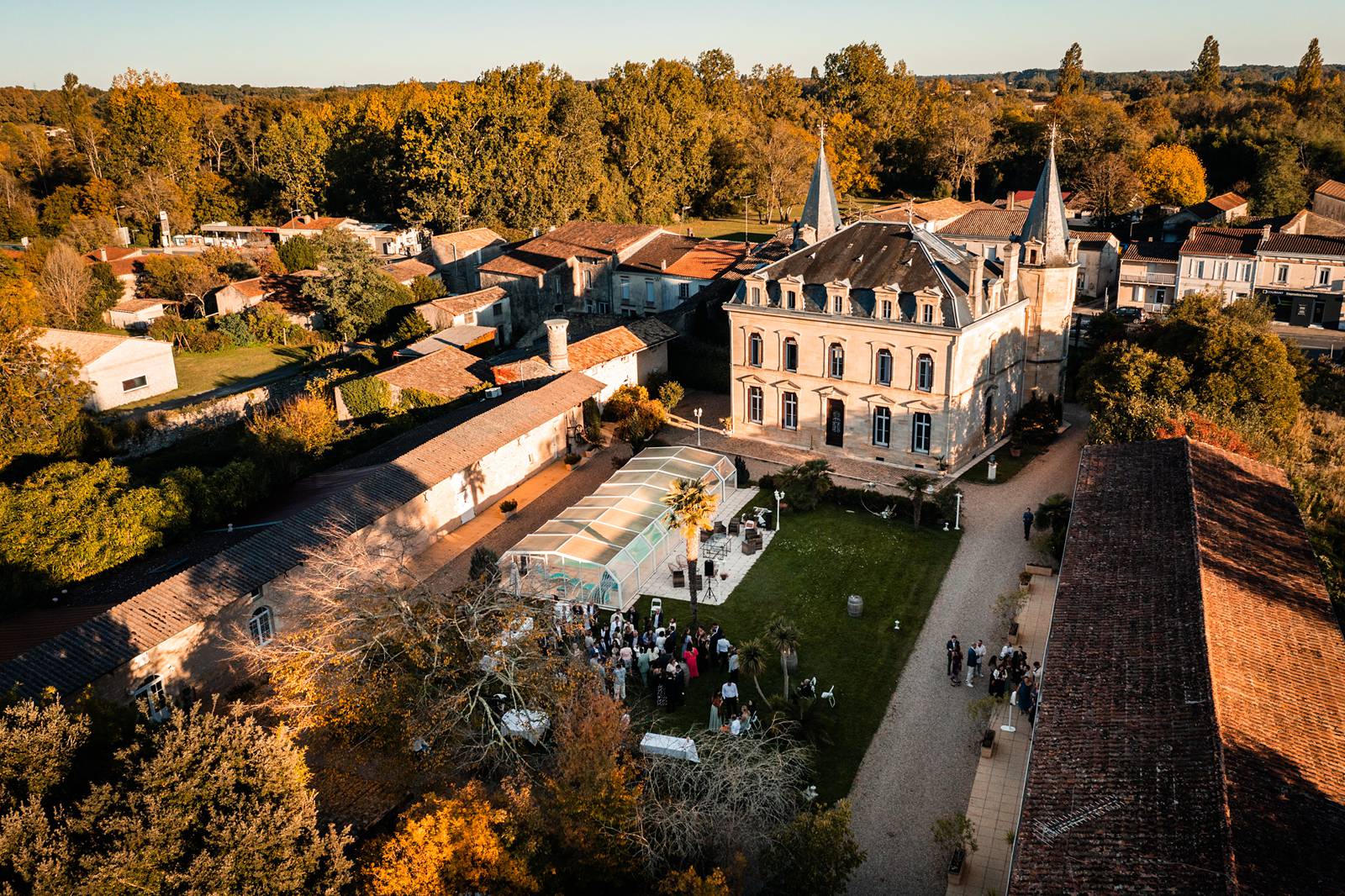 Vin d’honneur dans les jardins du château vu au drone