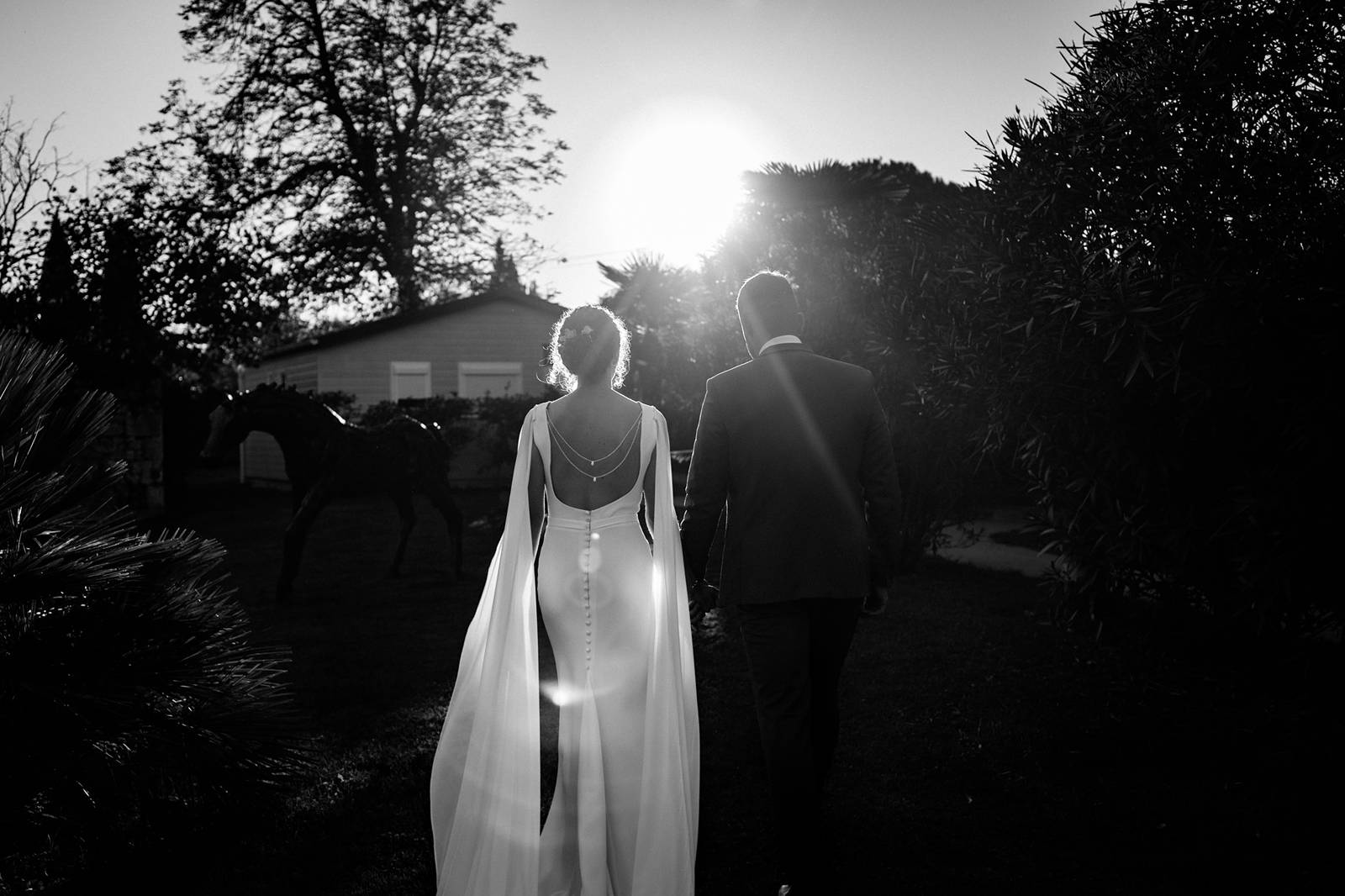 Portrait romantique des mariés au coucher du soleil