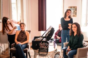 Laura se fait coiffer à la lumière naturelle dans une chambre du Château Pontet d’Eyrans