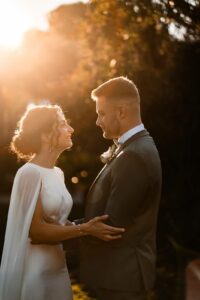 Portrait romantique des mariés au coucher du soleil