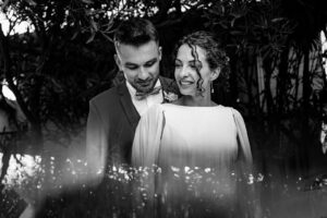 Portrait romantique des mariés au coucher du soleil