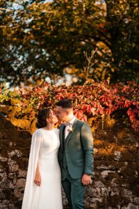 Portrait romantique des mariés au coucher du soleil à l'automne
