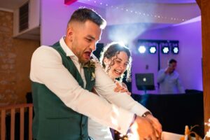 Découpe de la pièce montée par les mariés lors de la soirée