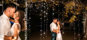 Photos de couple des mariés à la lumière des guirlandes sous les arbres