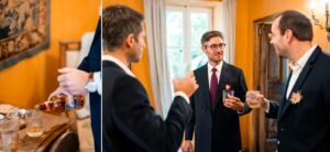 Préparatifs du marié dans une chambre du Prieuré Notre-Dame de Conil.