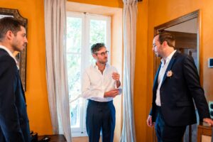 Préparatifs du marié dans une chambre du Prieuré Notre-Dame de Conil.