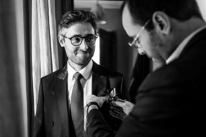 Préparatifs du marié dans une chambre du Prieuré Notre-Dame de Conil.