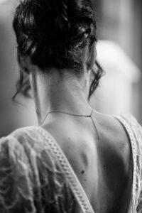 Préparatifs de la mariée dans une chambre du Prieuré Notre-Dame de Conil.