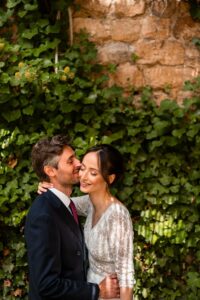 Léonie en robe Rembo Atelier sourit à Pierre lors du first look.