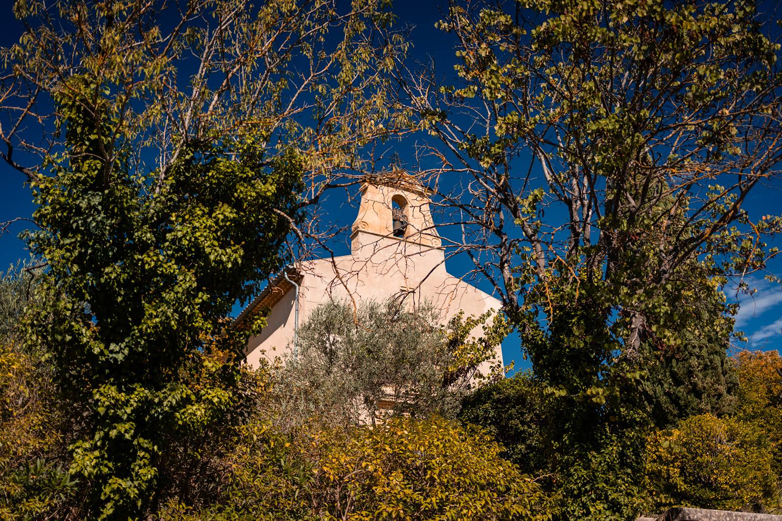 Cérémonie religieuse à l’église du Tholonet, petit village provençal perché.