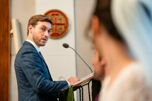 Cérémonie religieuse à l’église du Tholonet, petit village provençal perché.