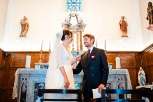 Cérémonie religieuse à l’église du Tholonet, petit village provençal perché.
