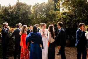 Vin d’honneur sous la pergola du Prieuré Notre-Dame de Conil, ambiance conviviale.