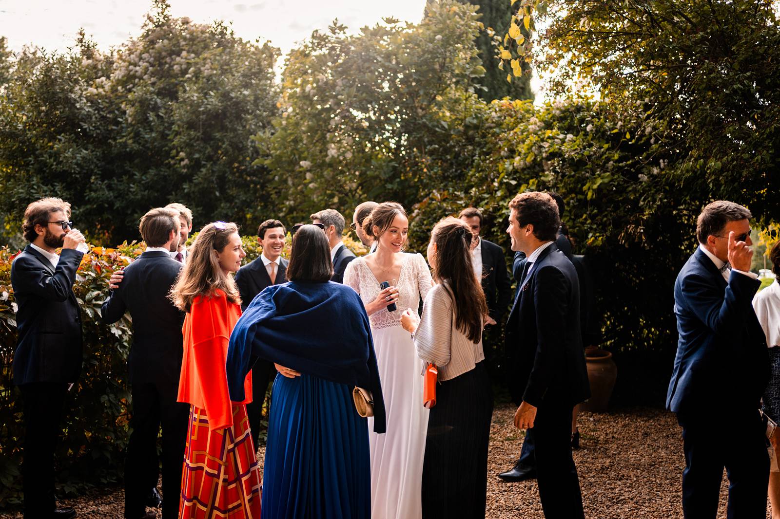 Vin d’honneur sous la pergola du Prieuré Notre-Dame de Conil, ambiance conviviale.