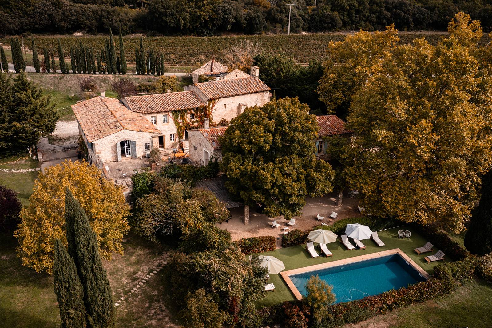 Préparatifs au Prieuré Notre-Dame de Conil, lumière douce de Provence, photo au drone.