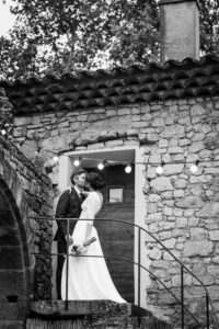 Photos de couple élégantes et originales au Prieuré Notre-Dame de Conil