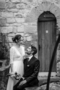 Photos de couple élégantes et originales au Prieuré Notre-Dame de Conil