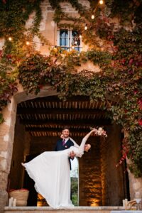 Photos de couple élégantes et originales au Prieuré Notre-Dame de Conil