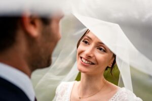 Photos de couple élégantes et originales au Prieuré Notre-Dame de Conil