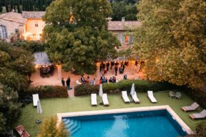 Décoration de la cour du Prieuré Notre-Dame de Conil pour le repas sous les étoiles.