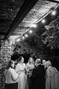 Vin d’honneur sous la pergola du Prieuré Notre-Dame de Conil, ambiance conviviale.