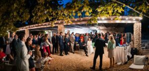Vin d’honneur sous la pergola du Prieuré Notre-Dame de Conil, ambiance conviviale.