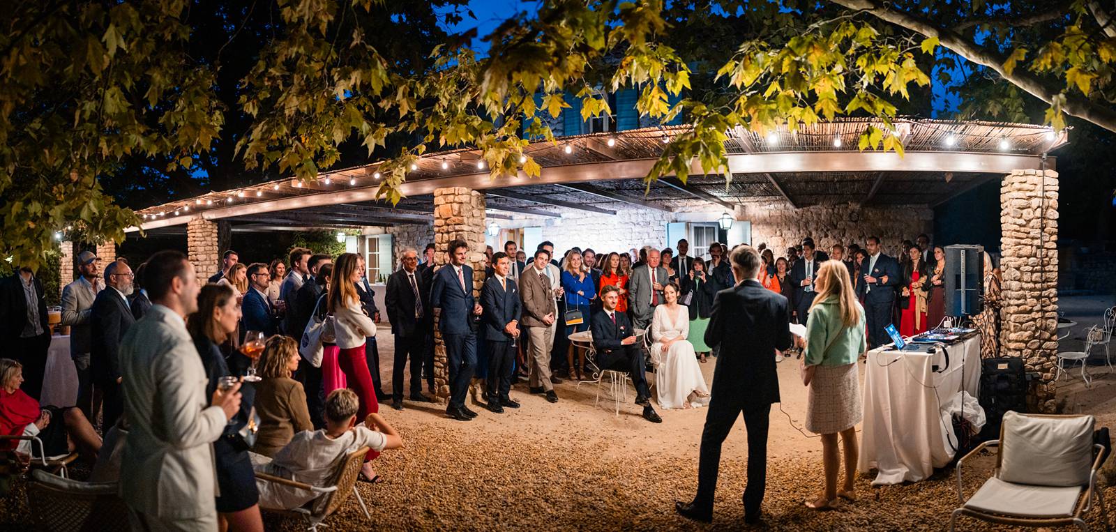 Vin d’honneur sous la pergola du Prieuré Notre-Dame de Conil, ambiance conviviale.