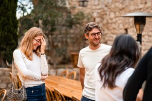 Discussion du marié et des témoins dans la cour mariage au Prieuré Notre-Dame de Conil.