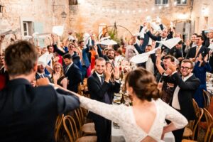 Dîner sous les guirlandes lumineuses dans la cour intérieure du prieuré.
