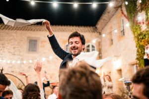 Dîner sous les guirlandes lumineuses dans la cour intérieure du prieuré.