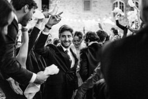 Dîner sous les guirlandes lumineuses dans la cour intérieure du prieuré.