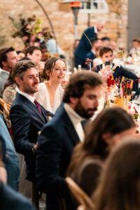 Dîner sous les guirlandes lumineuses dans la cour intérieure du prieuré.