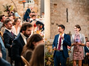 Dîner sous les guirlandes lumineuses dans la cour intérieure du prieuré.