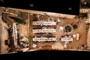 Dîner sous les guirlandes lumineuses dans la cour intérieure du prieuré.