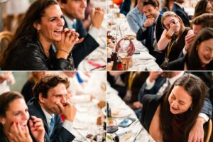 Dîner sous les guirlandes lumineuses dans la cour intérieure du prieuré.