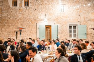 Dîner sous les guirlandes lumineuses dans la cour intérieure du prieuré.