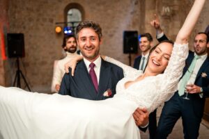 Dîner sous les guirlandes lumineuses dans la cour intérieure du prieuré.