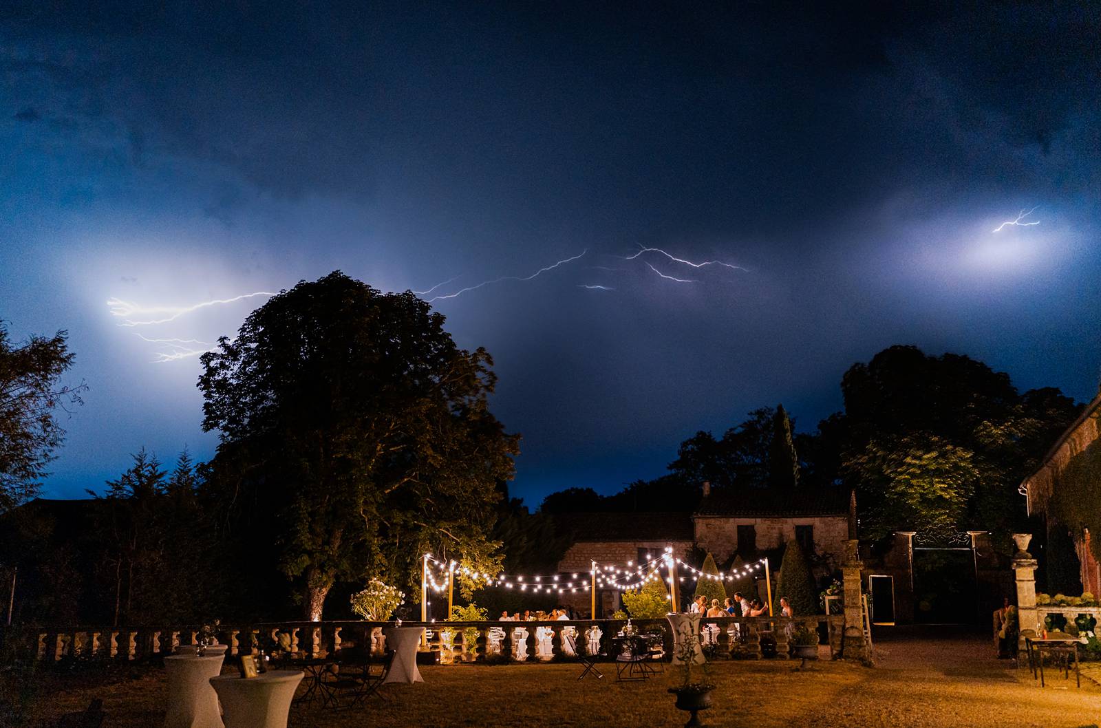open-air wedding dinner under the stars at chateau de maumont - repas de mariage à l'extérieur sous les étoiles au Château de Maumont