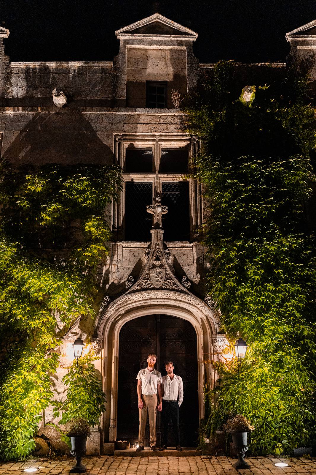 night wedding couple pictures at chateau de maumont - photos de couple mariage la nuit au Château de Maumont