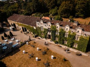 drone shot wedding preparation at chateau de maumont - photo drone préparatifs mariage au Château de Maumont
