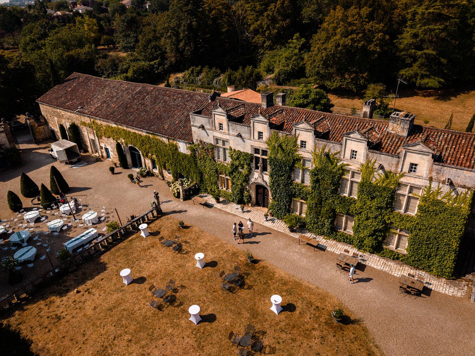drone shot wedding preparation at chateau de maumont - photo drone préparatifs mariage au Château de Maumont