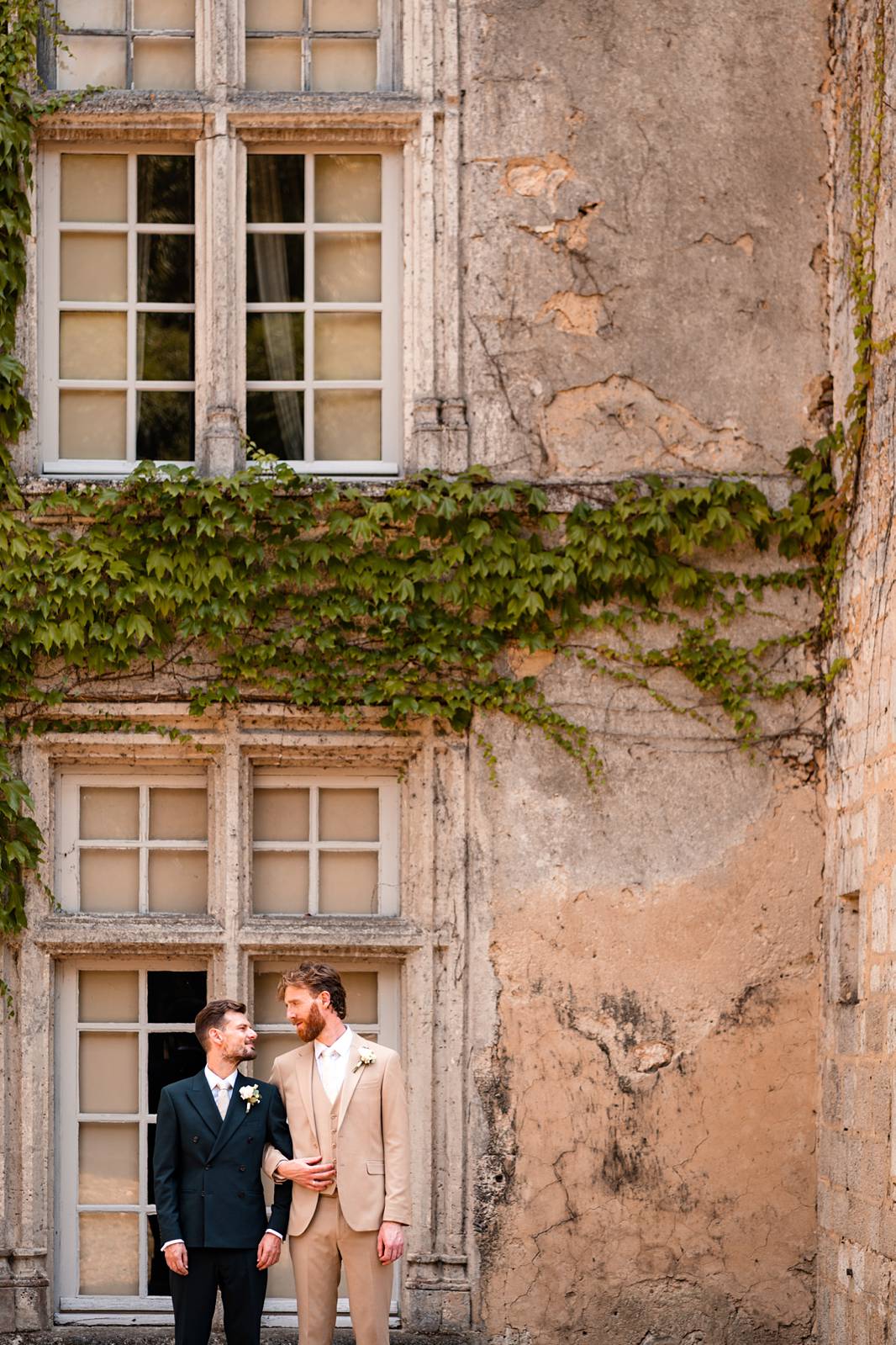 wedding first look at chateau de maumont - premier regard mariage au Château de Maumont
