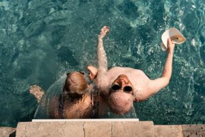 wedding pool party at chateau de maumont - préparatifs mariage dans la piscine au Château de Maumont