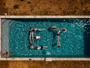 drone shot wedding pool party at chateau de maumont - photo au drone préparatifs mariage dans la piscine au Château de Maumont