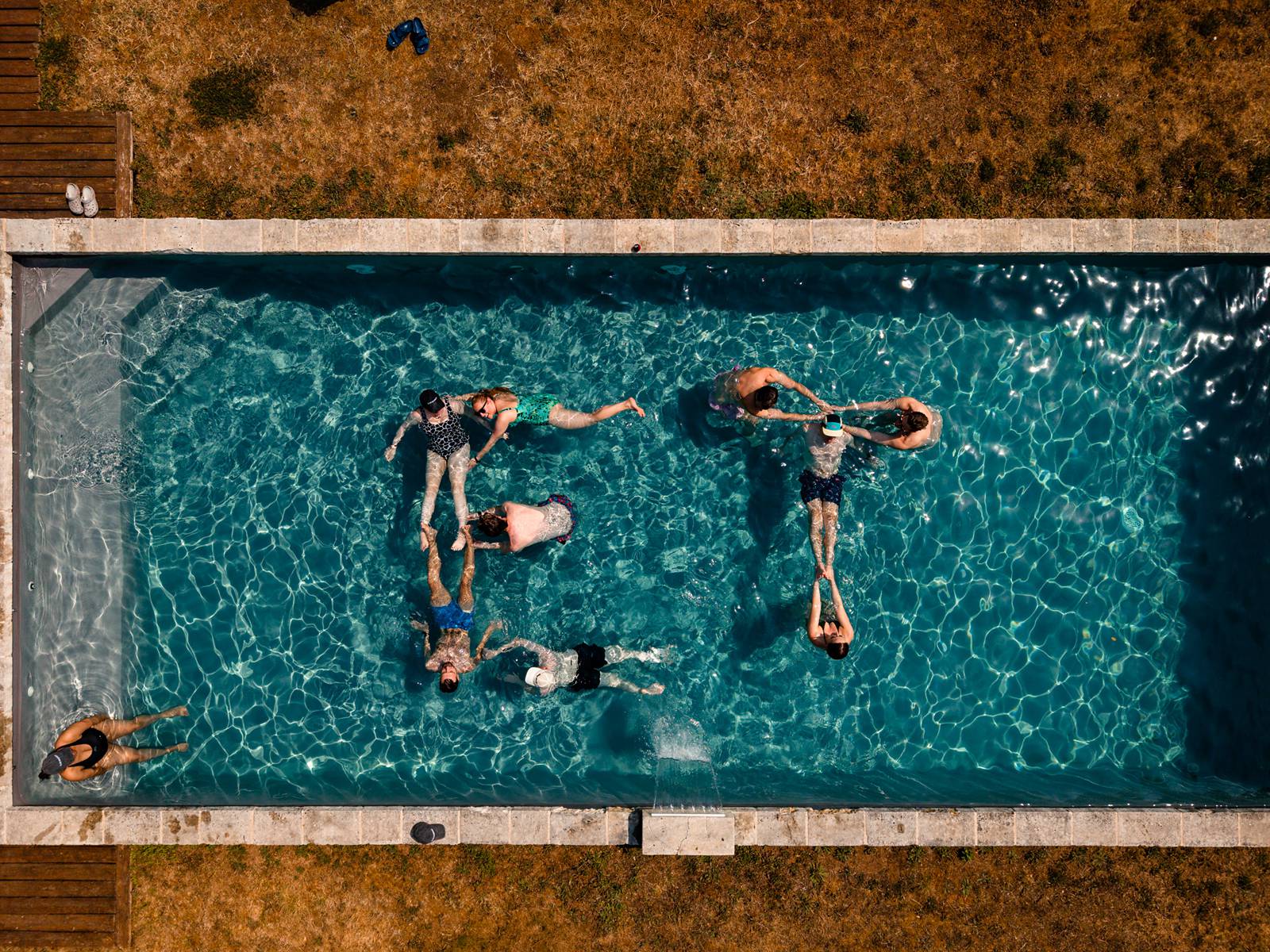 drone shot wedding pool party at chateau de maumont - photo au drone préparatifs mariage dans la piscine au Château de Maumont